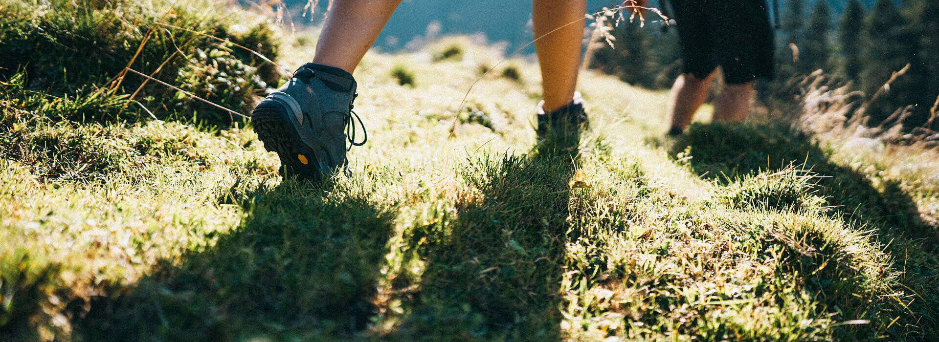 2 Wanderer in der Tiroler Bergwelt