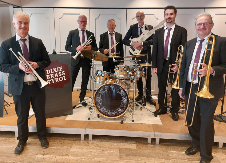 Band Dixie Brass Tyrol 6 Musikanten mit ihren Instrumenten