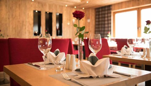 Gedeckte Tische in der Bonifaziusstube