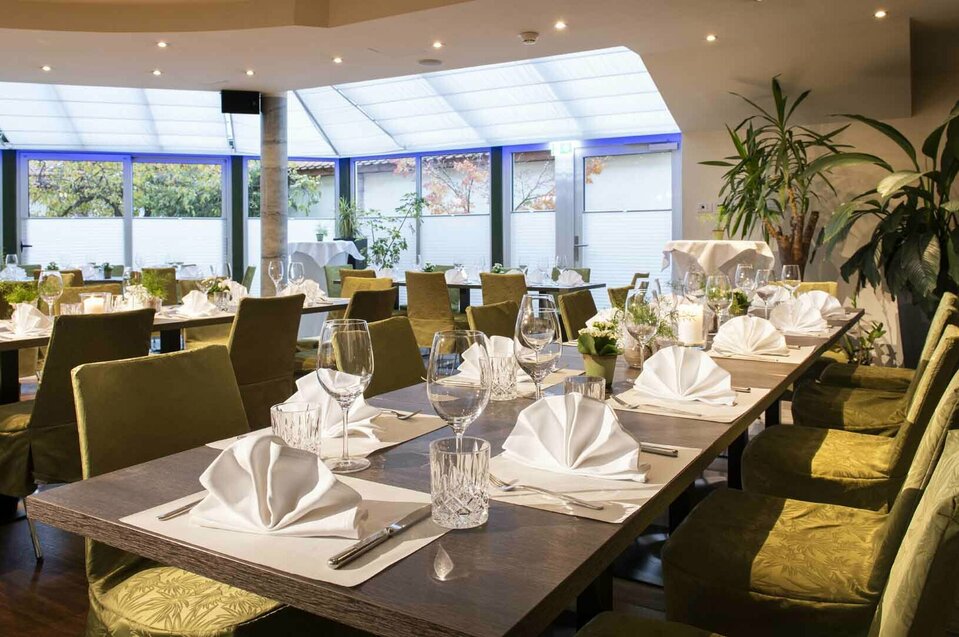 Wintergarten Gedeckte Tische im Restaurant des Reschenhofs