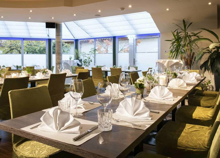 Gedeckte Tische im Restaurant des Reschenhofs