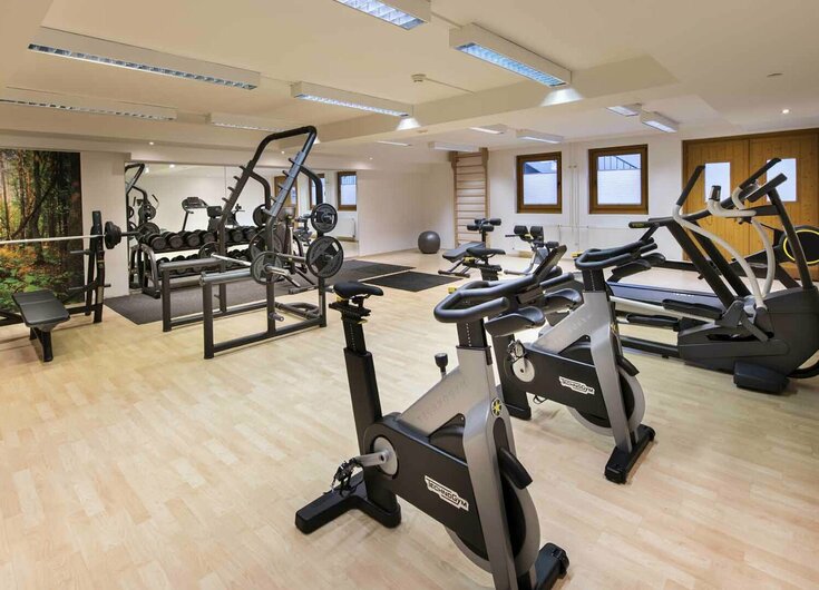 Fitnessraum mit Geräten