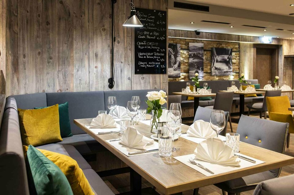 Pizzeria im Reschenhof Gedeckte Tische im Restaurant des Reschenhofs