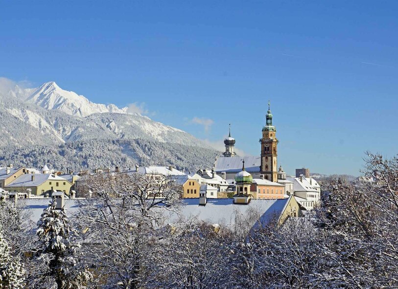 Schneebedecktes Hall in Tirol