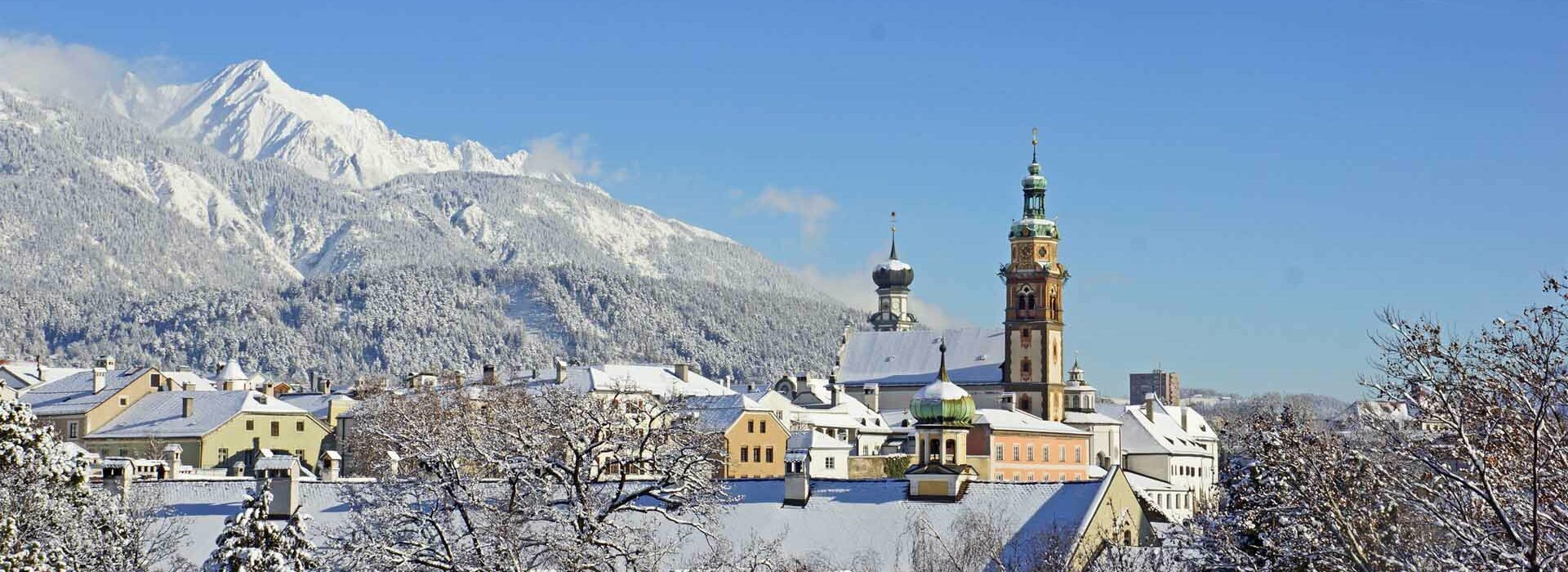 Schneebedecktes Hall in Tirol