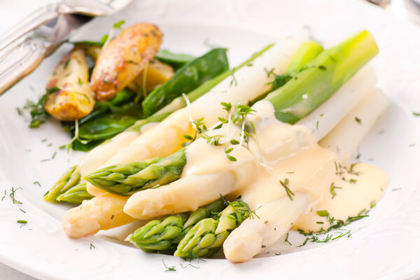 Grüner und weißer Spargel auf einem Teller