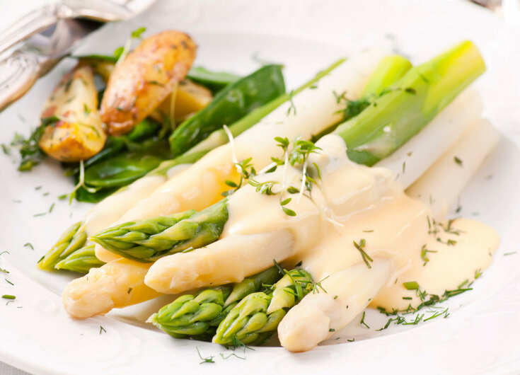 Grüner und weißer Spargel auf einem Teller