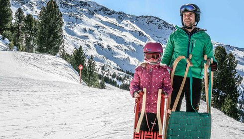 Familie auf der Rodelbahn auf dem Glungezer