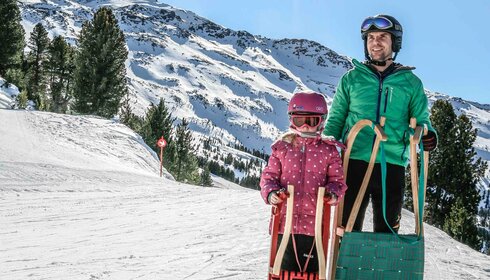 Familie auf der Rodelbahn auf dem Glungezer