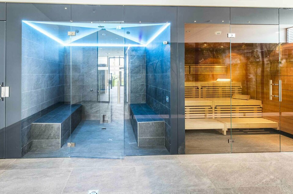 Saunabereich Sauna mit Außenzugang in blauer Beleuchtung