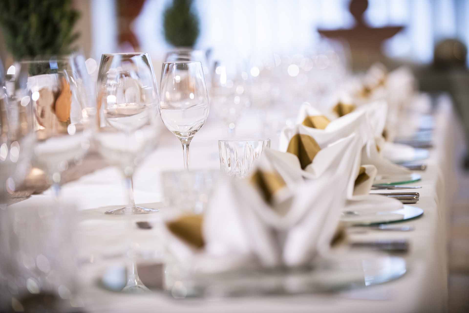 Gedeckte Hochzeitstafel mit Deko im Reschenhof